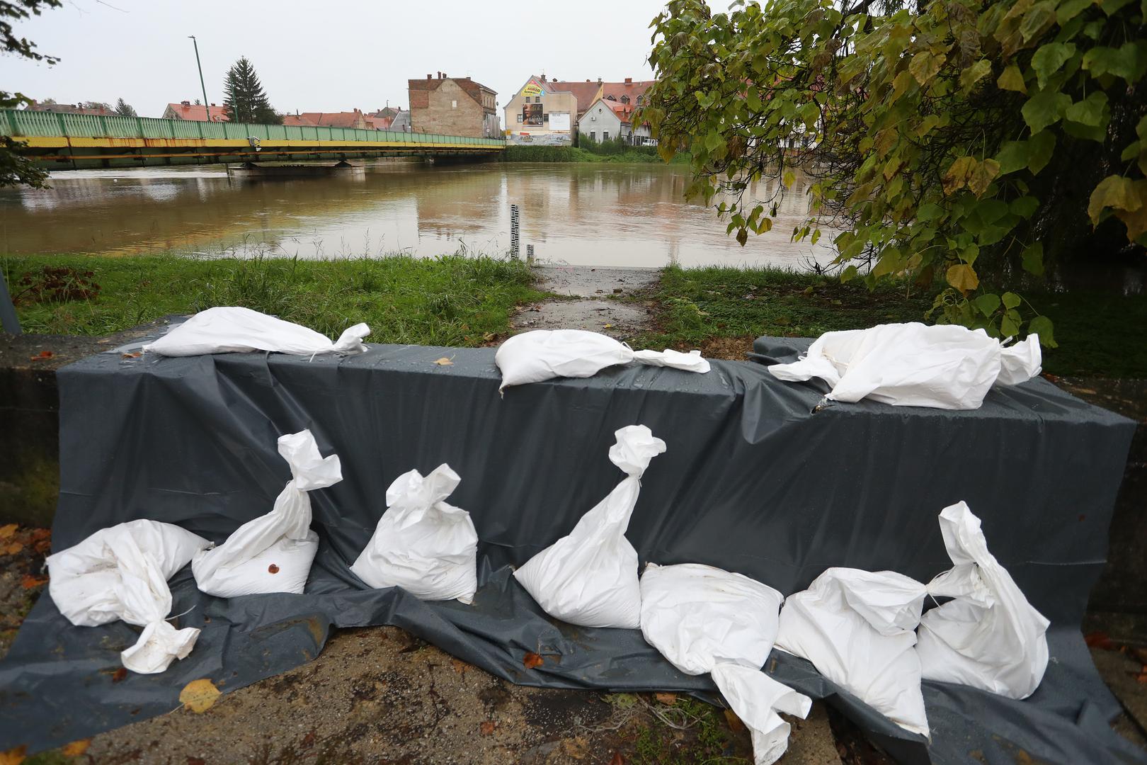 04.10.2024., Karlovac - Zbog visokog vodostaja rijeke Kupe koji je u 9 sati bio na 768 cm proglasene su izvanredne mjere od poplava.  Photo: Kristina Stedul Fabac/PIXSELL