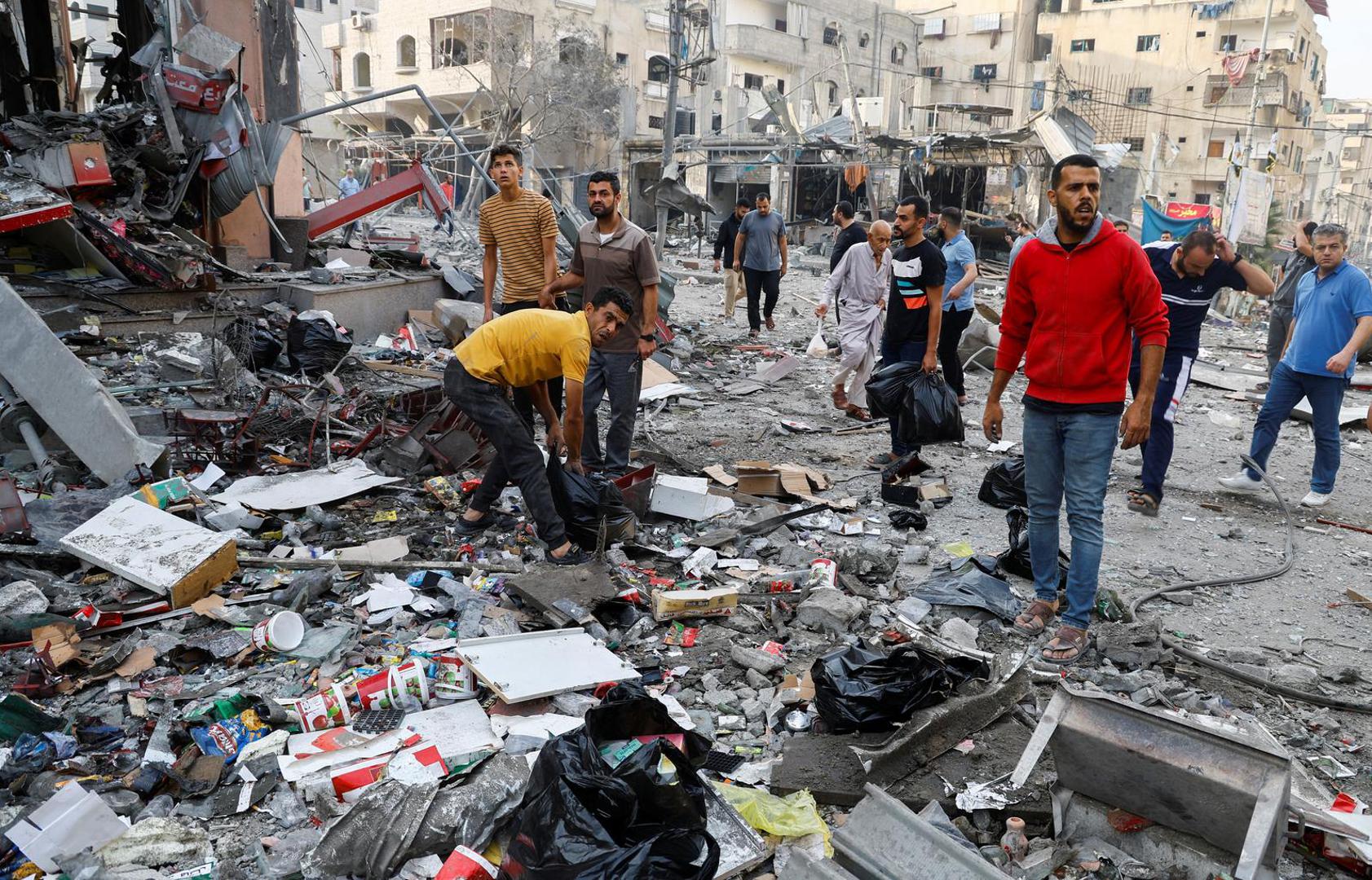 Palestinians inspect the damage in the aftermath of Israeli strikes, in the northern Gaza Strip, October 11, 2023. REUTERS/Mohammed Salem Photo: MOHAMMED SALEM/REUTERS