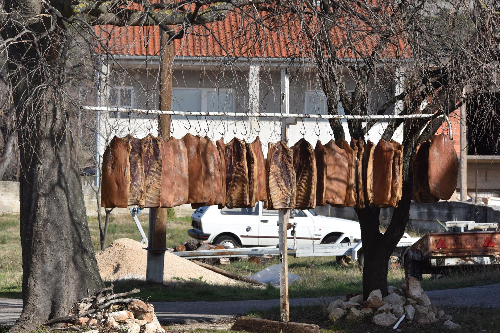 Domišljati mještani Šibenika tako su iskoristili jaku buru kako bi što bolje osušili svoju slaninu.