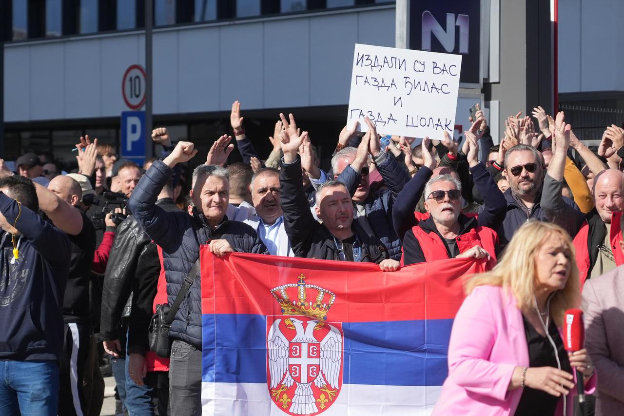 Grupa prosvjednika blokirala je ulaz u redakciju N1 u Beogradu