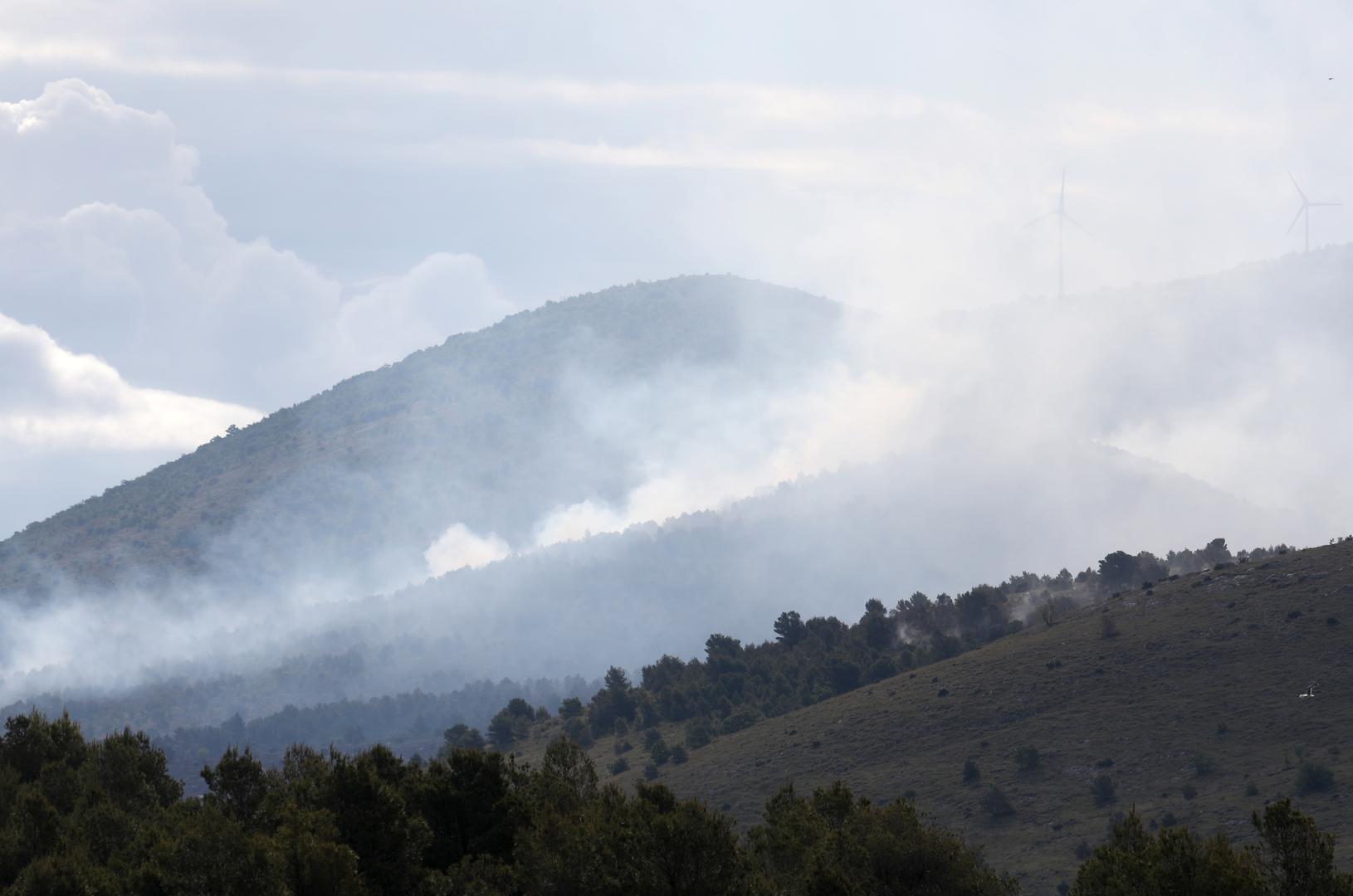 22.04.2024., Vrpolje - Pozar na nepristupacnom terenu izmedju Vrpolja i Grebastice. Photo: Dusko Jaramaz/PIXSELL