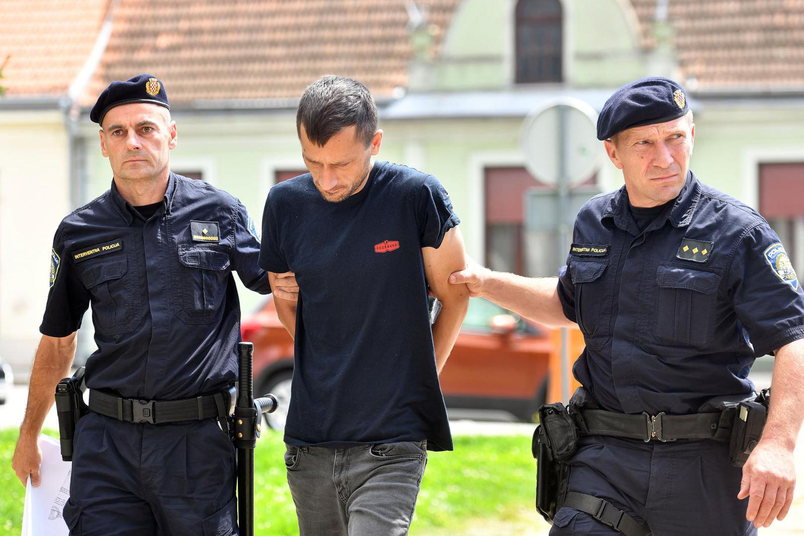 10.08.2023., Varazdin - Bojan Belani (38), koji je u srijedu oko ponoci ubio susjeda Ivana V. (68) u Zagorskoj ulici u Koprivnici predan je uz kaznenu prijavu za ubojstvo pritvorskom nadzorniku PU Varazdinske. Danas je ispitan u prostorijama tuziteljstva nakon cega mu je odredjen istrazni zatvor. Photo: Vjeran Zganec Rogulja/PIXSELL