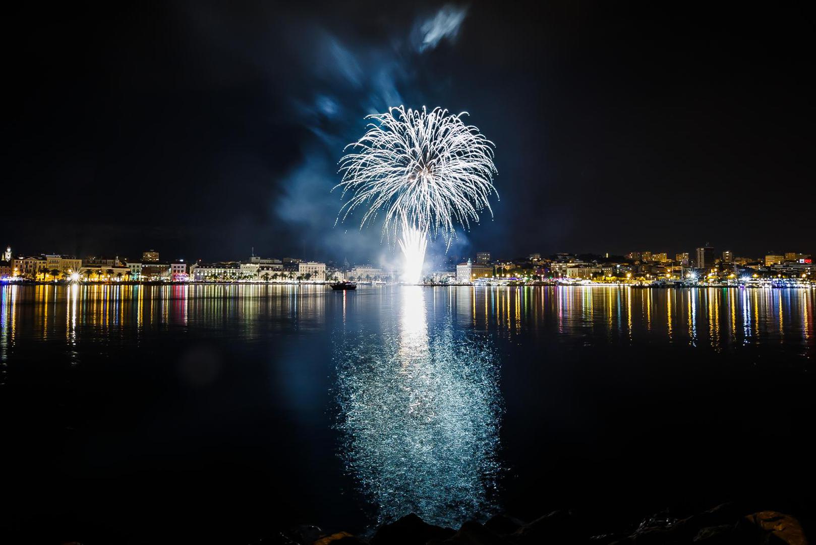 07.05.2022., Split - Vatromet na zavrsetku proslave sv Dujma. Danas je grad Split proslavio svog nebeskog zastitnika sv Dujma te je na kraju koncerta odrzan vatromet. 

 Photo: Zvonimir Barisin/PIXSELL