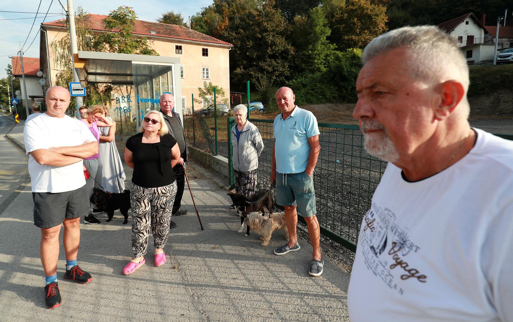 16.09.2020., Zagreb - Stanari ulice Crnomerec protive se izgradnji mobilnog reciklaznog dvorista. Napominju kako je nevjerojatno da ce ulaz biti preko skolske autobusne stanice te da nigdje nije izvjesena ploca koja opisuje radove. Optuzuju gradonacelnika Milana Bandica da se na svoju ruku bi bez prostornog plana te strucne studije i u blizini skole odlucio na takav potez. 
Photo: Sanjin Strukic/PIXSELL