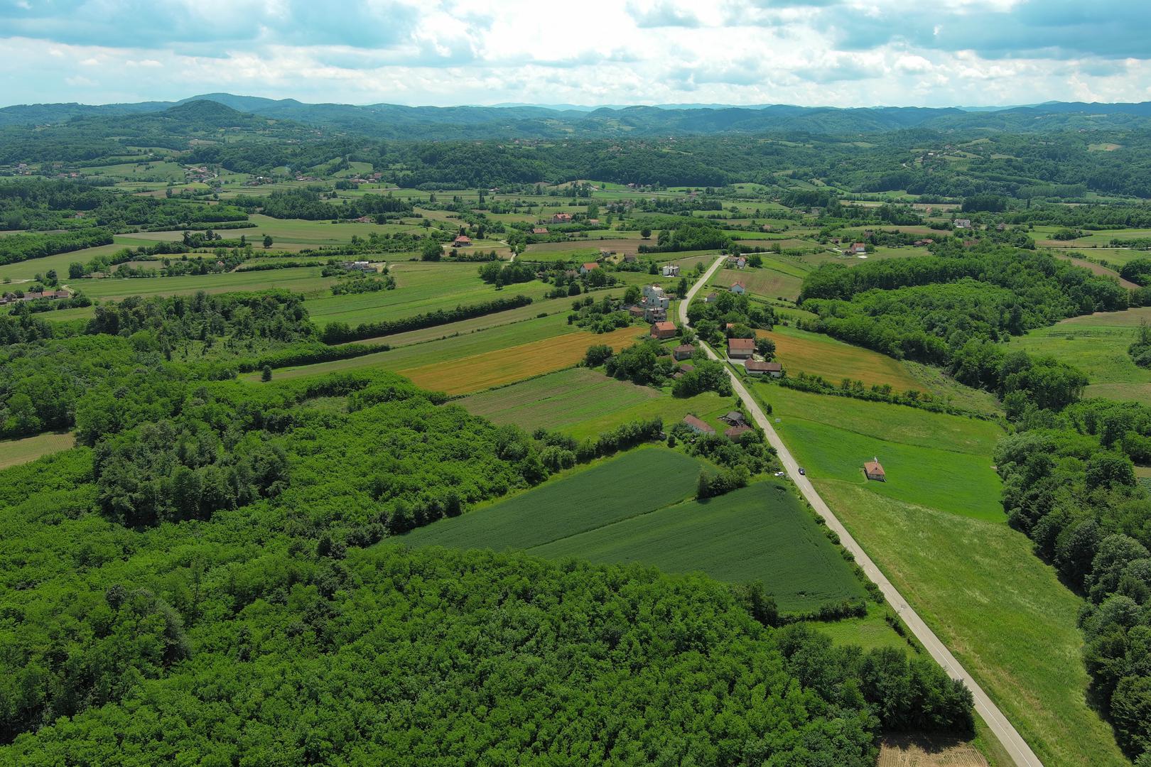 29.05.2024., Gornje Nedeljice, Loznica (Srbija) - Stanovnici Gornjih Nedeljica godinama se bore protiv geoloskih istrazivanja kompanije Rio Tinto koja u njihovom selu planira da otvori rudnik litijuma. Stanovnici izrazavaju svoju zabrinutost zbog rudarskih aktivnosti koje ugrozavaju njihove izvore vode i prirodno okruzenje. Ove ekoloske nevolje podstakle su mjestane na organizaciju i borbu za ocuvanje svojih prirodnih resursa a zbog cega su u Srbiji prije nekoliko godina mjesecima trajali veliki ulicni prosvjedi nakon cega je Vlada Srbije stopirala cijeli projekat. Ipak, nakon posljednjih izbora predsjednik Srbije Aleksandar Vucic je nagovijestio nastavak ovog projekta. Nebojsa Petkovic, stanovnik Gornjih Nedeljica i aktivista eko udruzenja "Ne damo Jadar" godinama se sa svojim komsijama i aktivistima bori protiv ovog projekta i to je jedan od najjacih ekoloskih pokreta u svijetu posljednih godina i trenutno je ovaj projekat Rio Tinta u dolini rijeke Jadar, inace trenutno najveci planirani svjetski projekat iskopavanja litijuma, stopiran upravo zahvaljujuci aktivizmu i masovnim prosvjedima sirom Srbije.
Photo: Dejan Rakita/Pixsell Photo: Dejan Rakita/PIXSELL