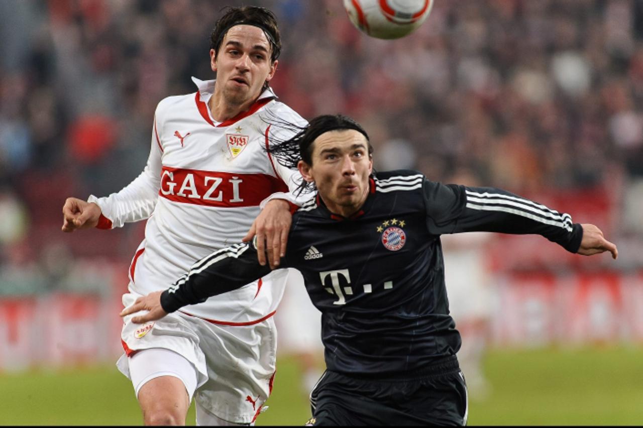 '22.12.2010, Mercedes-Benz-Arena, Stuttgart, GER, DFB Pokal Achtelfinale, VfB Stuttgart vs FC Bayern Muenchen, im Bild Martin Harnik (Stuttgart #7) im Laufduell mit Danijel Pranjic (Bayern #23),Foto Ÿ