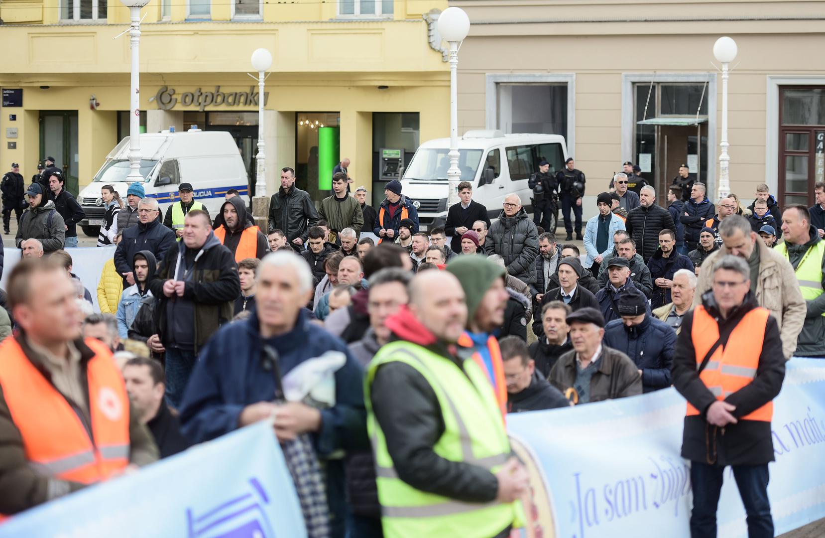 04.03.2023., Zagreb - Muskarci prve subote u mjesecu na muskoj molitvi krunice koja se odrzava na Trgu bana Josipa Jelacica gdje su i ove subote bilo ometanu od strane prosvjednika. Osim u Zagrebu, muskarci mole krunicu i u ostalih devet hrvatskih gradova. Photo: Neva Zganec/PIXSELL