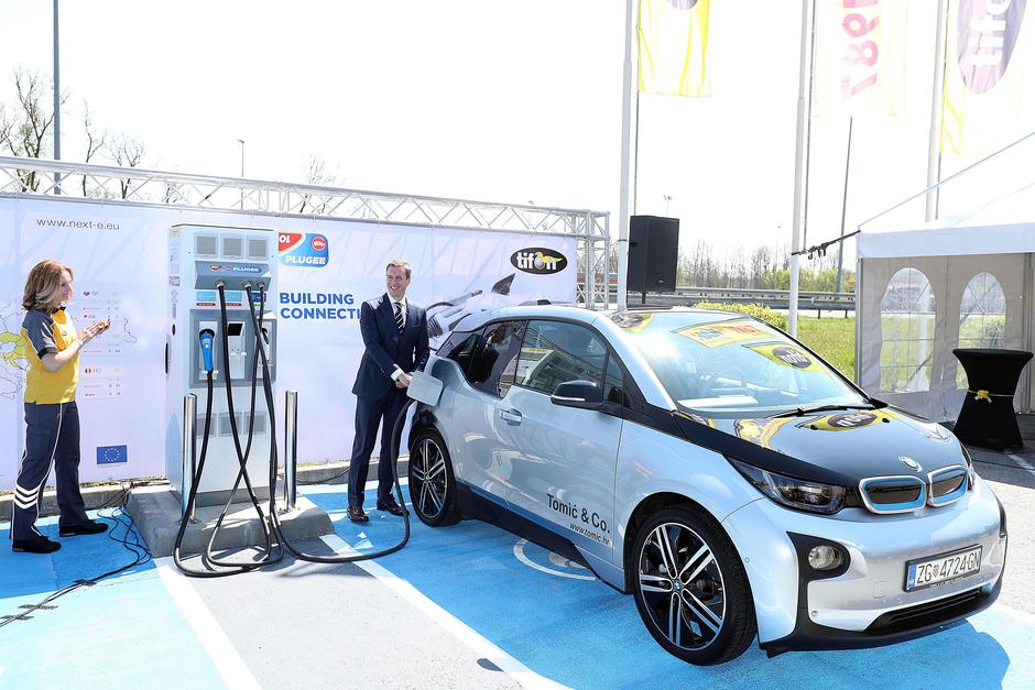 MOL prvi na hrvatskim autocestama ponudio brze punjače za električna vozila