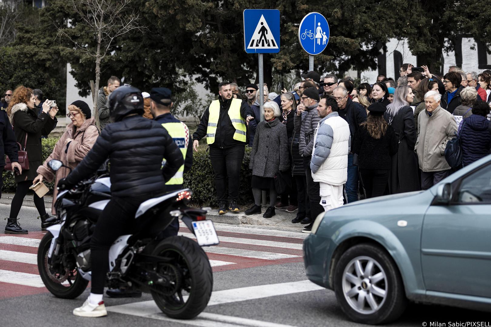 24.02.2023., Split - Stanovnici splitskog kvarta Spinut stalnim prelaskom pjesackog prelaza ispred nebodera zaustavili su promet i poslali poruku Upravi grada protiv izgradnje pretovarne stanice. Photo: Milan Sabic/PIXSELL