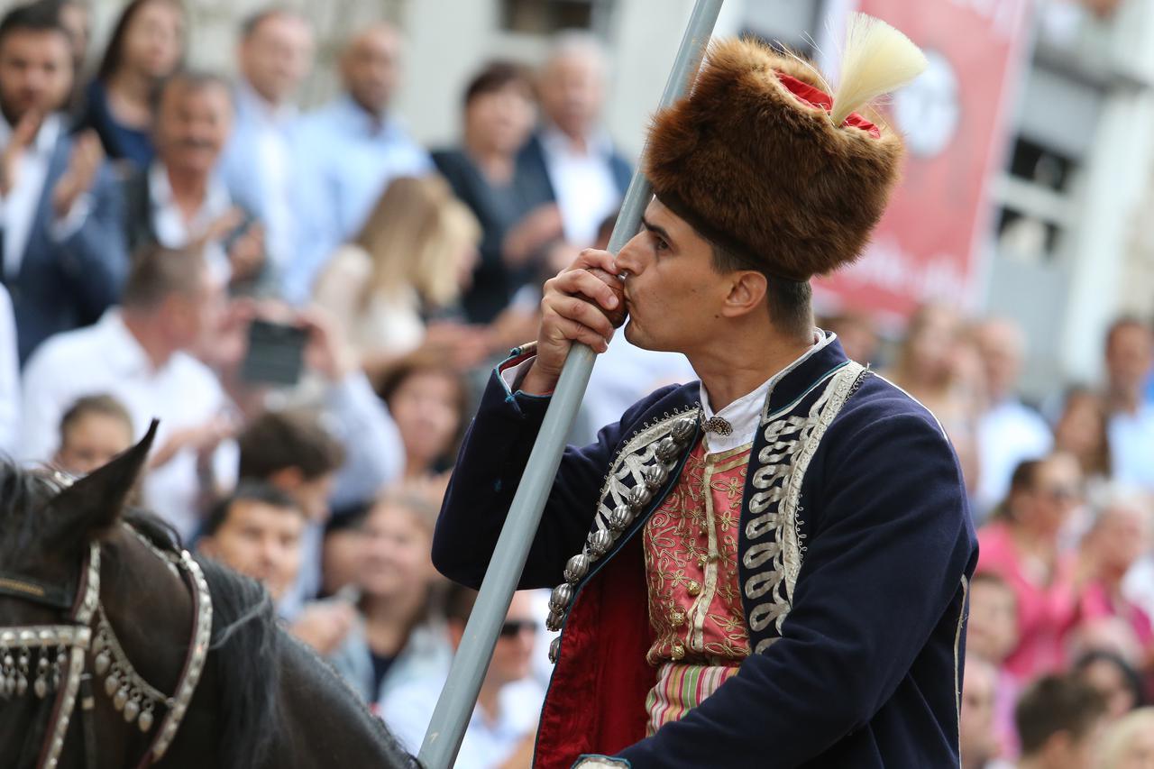 07.08.2016., Sinj - 301. Sinjska Alka. Sinjska alka je hrvatska viteska igra. Odrzava se svake godine u nedjelju u prvoj trecini mjeseca kolovoza u Sinju, na godisnjicu pobjede nad turskim osvajacima 14. kolovoza 1715. Na taj dan je 700 hrvatskih vojnika 