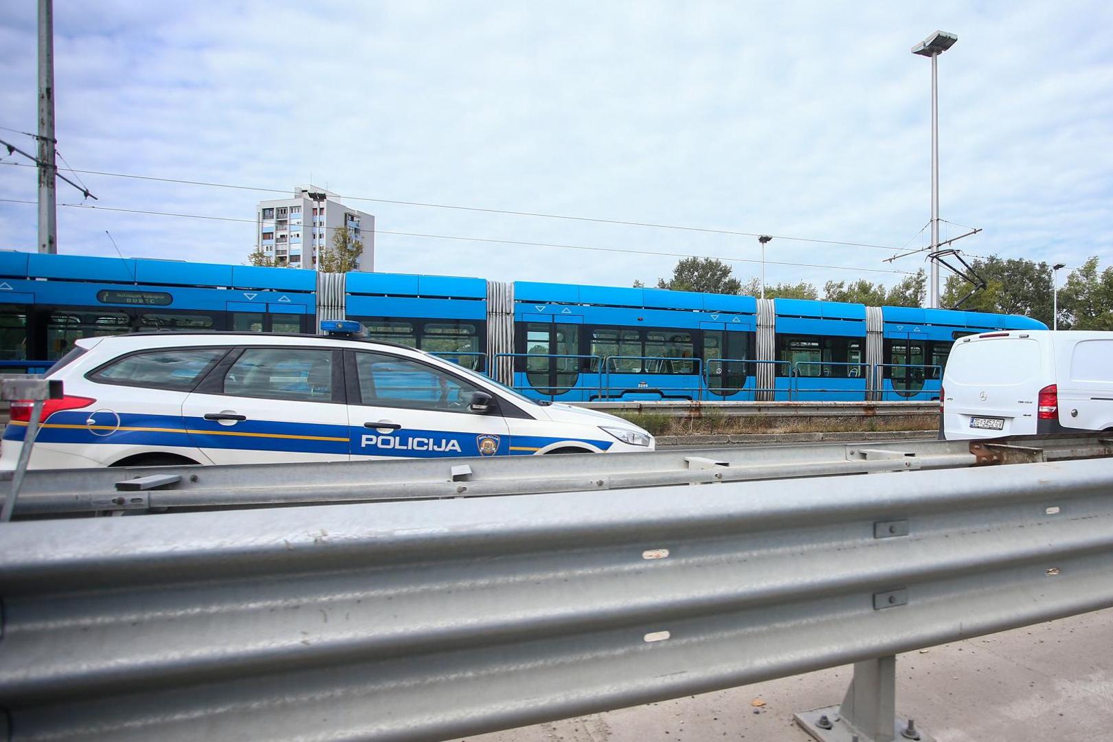 18.09.2021., Zagreb - U ZET-ovom tramvaju na mostu Mladosti pronadjeno bezivotno tijelo muskarca, ocevid u tijeku.

Photo: Matija Habljak/PIXSELL