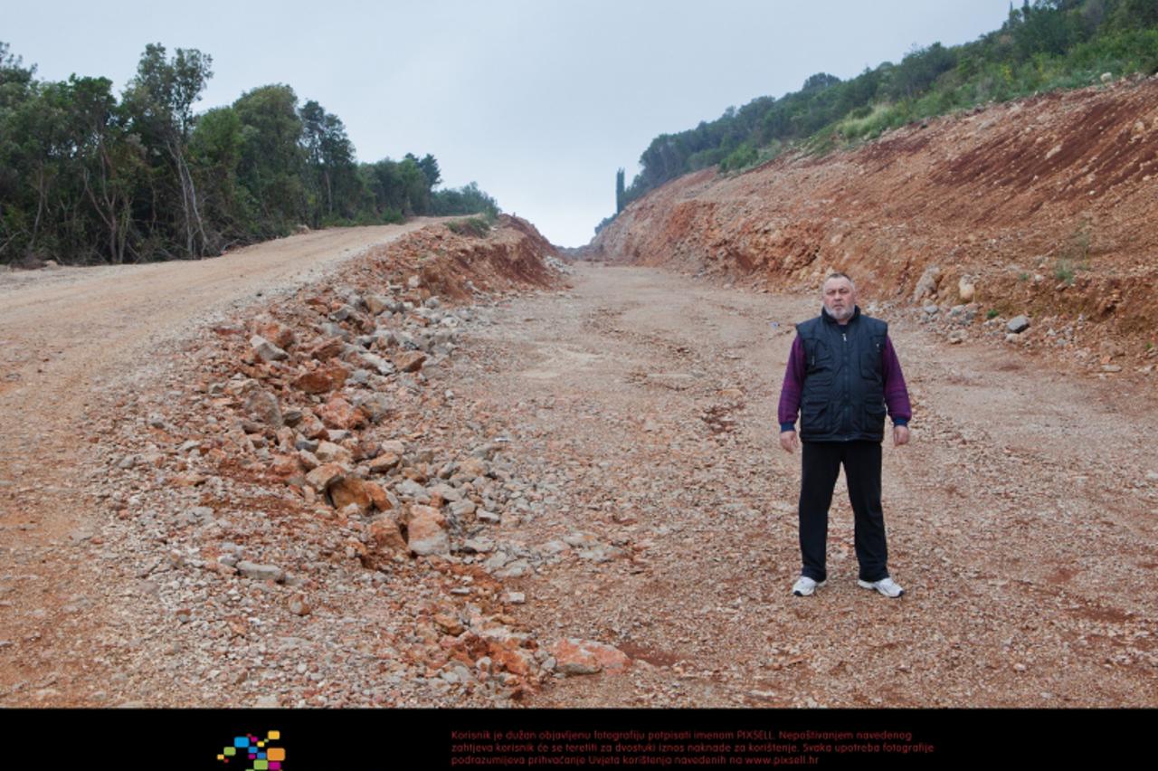 '07.04.2012., Poluotok Prevlaka, Konavle - Ogorceni stanovnici konavala kojima je oduzeta zemlja na Prevlaci i koji je pokusavaju vratiti svim legalnim sredstvima. Gradnja puta do prevlake zaustavljen