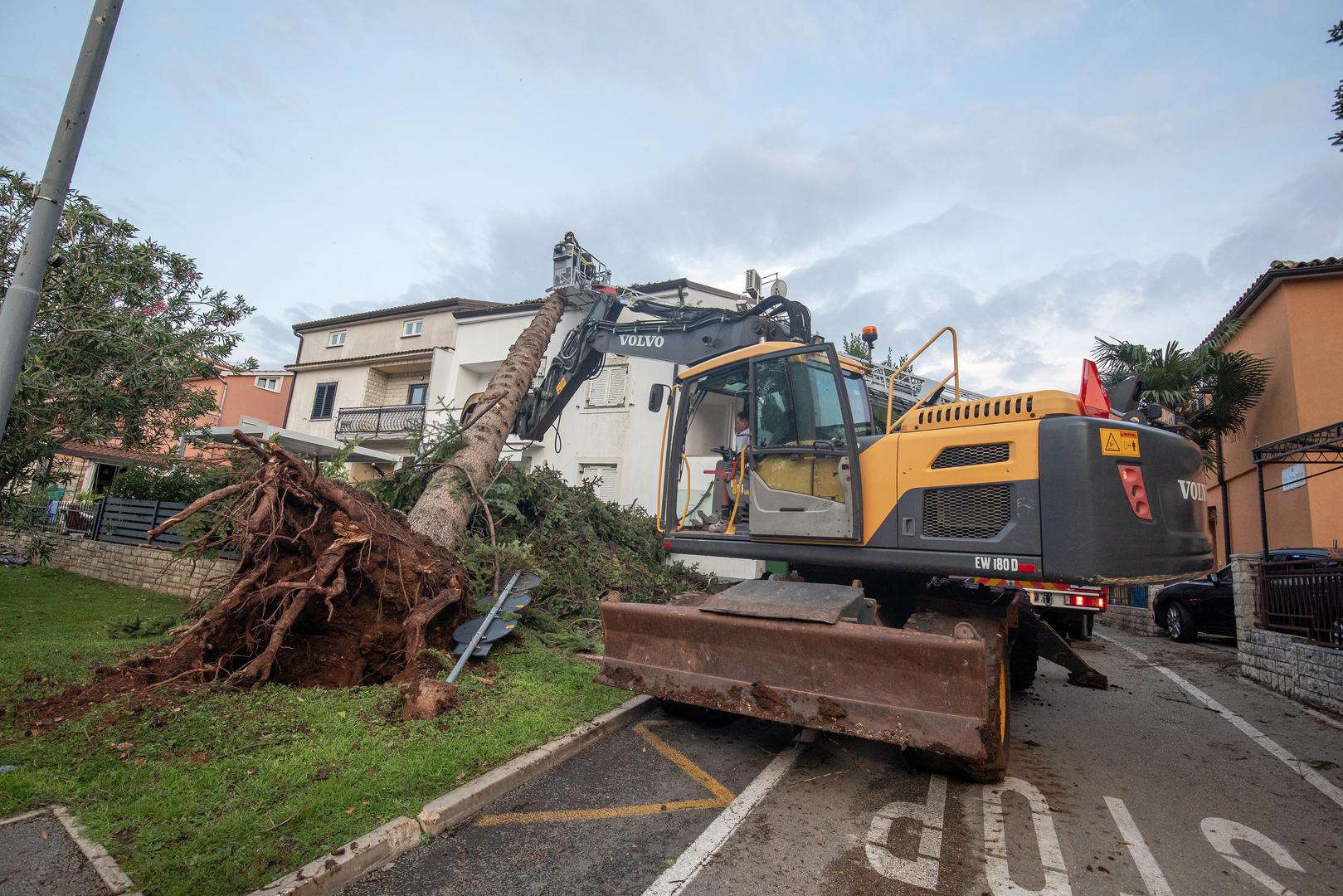 21.07.2023., Novigrad - Jako olujno nevrijeme pogodilo je  Istruu, a najvise je stradao  zapadni dio poluotoka, posebno  Novigrad, gje je nastala velika steta na sirem podrucju grada. Photo: Srecko Niketic/PIXSELL