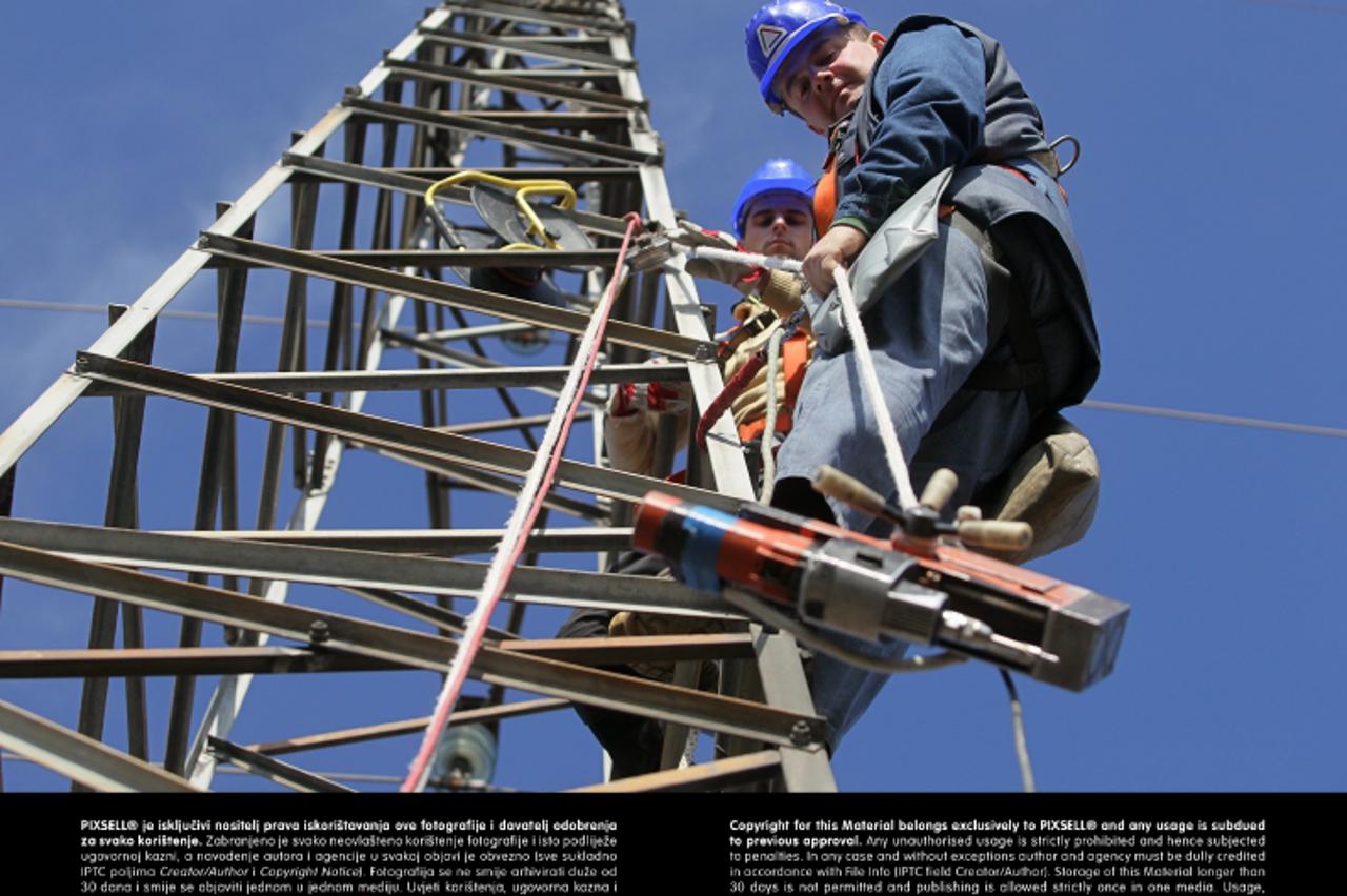 '28.11.2012., Koprivnica - Radnici tvrtke Dalekovod postavljaju opticke kablove za internet i telefonske linije u okolici Koprivnice na dalekovode HEP-a.  Photo: Marijan Susenj/PIXSELL'