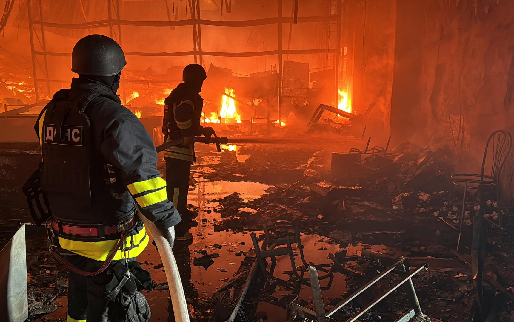 Firefighters work at a site of a household item shopping mall hit by a Russian air strike, amid Russia's attack on Ukraine, in Kharkiv, Ukraine May 25, 2024. REUTERS/Vitalii Hnidyi Photo: Vitalii Hnidyi/REUTERS