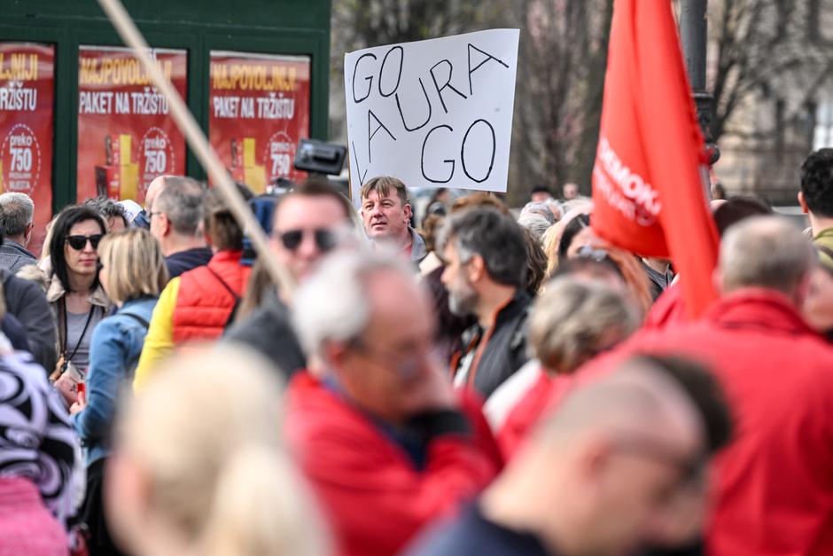 Zagreb: Okupljanje sudionika prosvjednog skupa 'Dosta je!'