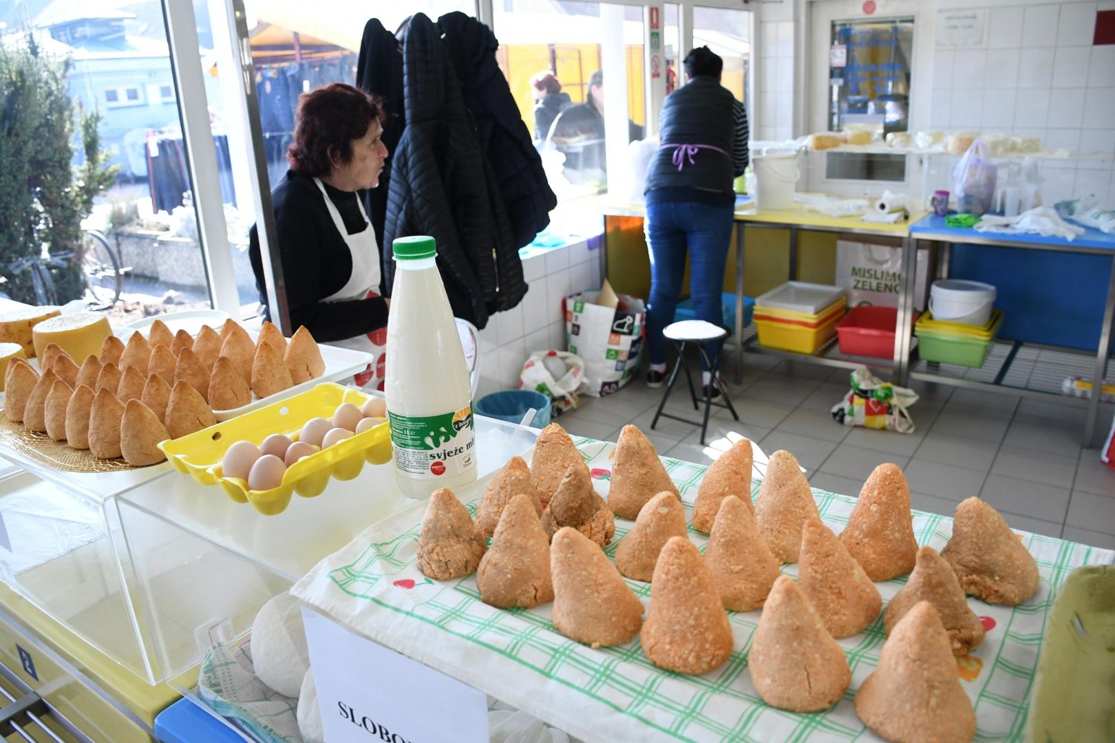 02.03.2020., Bjelovar - Bjelovarski kvargl, je 25. hrvatski proizvod koji je dobio europsku zasticenu oznaku zemljopisnog podrijetla. Time je taj tradicionalni sir bjelovarskoga kraja upisan u registar zasticenih oznaka izvornosti i zasticenih oznaka zemljopisnog podrijetla te je zasticen na podrucju cijele Europske unije. Povijesne cinjenice govore da je kvargl u bjelovarski kraj dosao za doba carice Marije Terezije, izmedju 1765. i 1787. austrijskom, a vjerojatno i ceskom, odnosno moravskom imigracijom za vrijeme Vojne krajine, kada je Bjelovar bio sjediste Varazdinskog generalata. Kvargl se radi od domaceg kravljeg mlijeka, crvene ljute i slatke mljevene paprike, te soli, a oblikuje se u oblik stosca. Milkica Galovic, clanica Udruge Bjelvoarski kvargl, na svom OPG-u vec desetljecima proizvodi kvargl prema tradicionalnoj recepturi, a potom ga prodaje na mlijecnom dijelu gradske trznice.  
Photo:Damir Spehar/PIXSELL