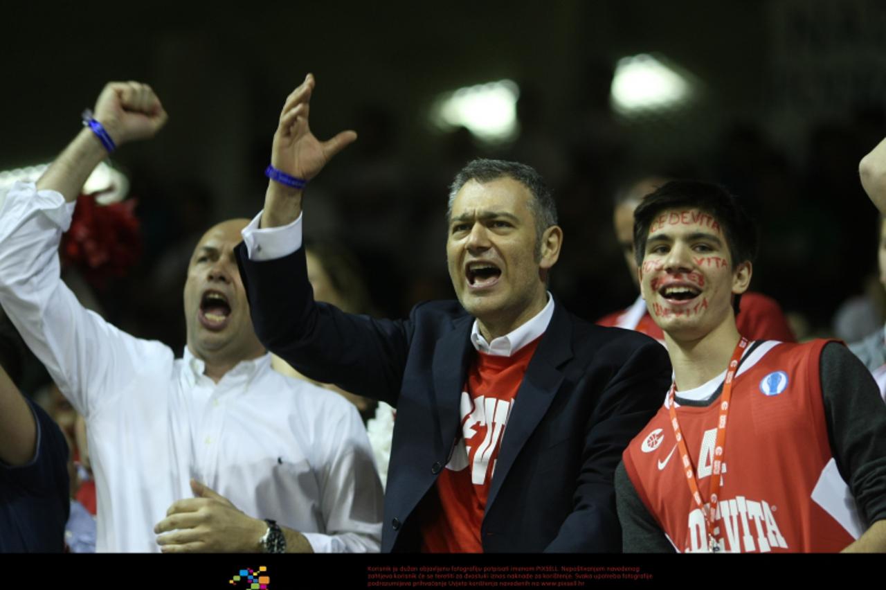 \'16.04.2011., Dvorana Palaverde Arena, Treviso, Italija - Kosarkaski Euro Cup, Final Four. Prva polufinalna utakmica: Unics Kazan - Cedevita. Mladen Veber, Emil Tedeschi i njegov sin  Photo: Sanjin S