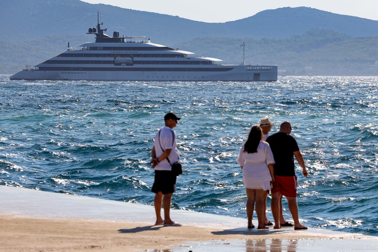 Zadar: Kruzer Emerald Azzura plovi zadarskim kanalom