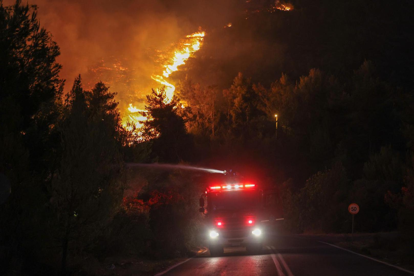 Firefighters try to extinguish a wildfire burning in Dionysos, Greece, August 12, 2024. REUTERS/Alexandros Avramidis Photo: ALEXANDROS AVRAMIDIS/REUTERS