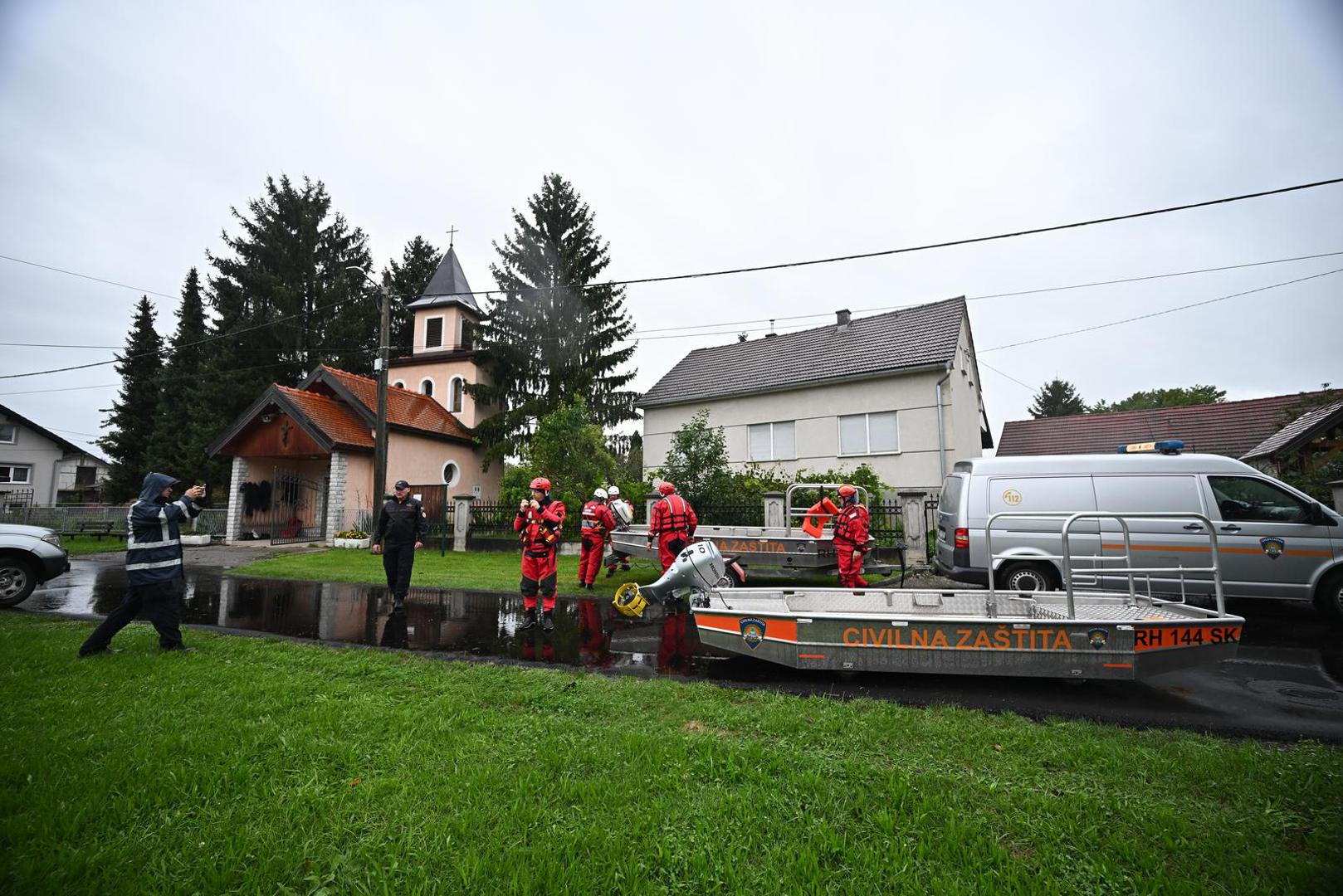 05.08.2023., Drenje Brdovecko - Civilna zastita i HGSS spasavaju zivotinje iz poplavljenjih domova Photo: Davor Puklavec/PIXSELL