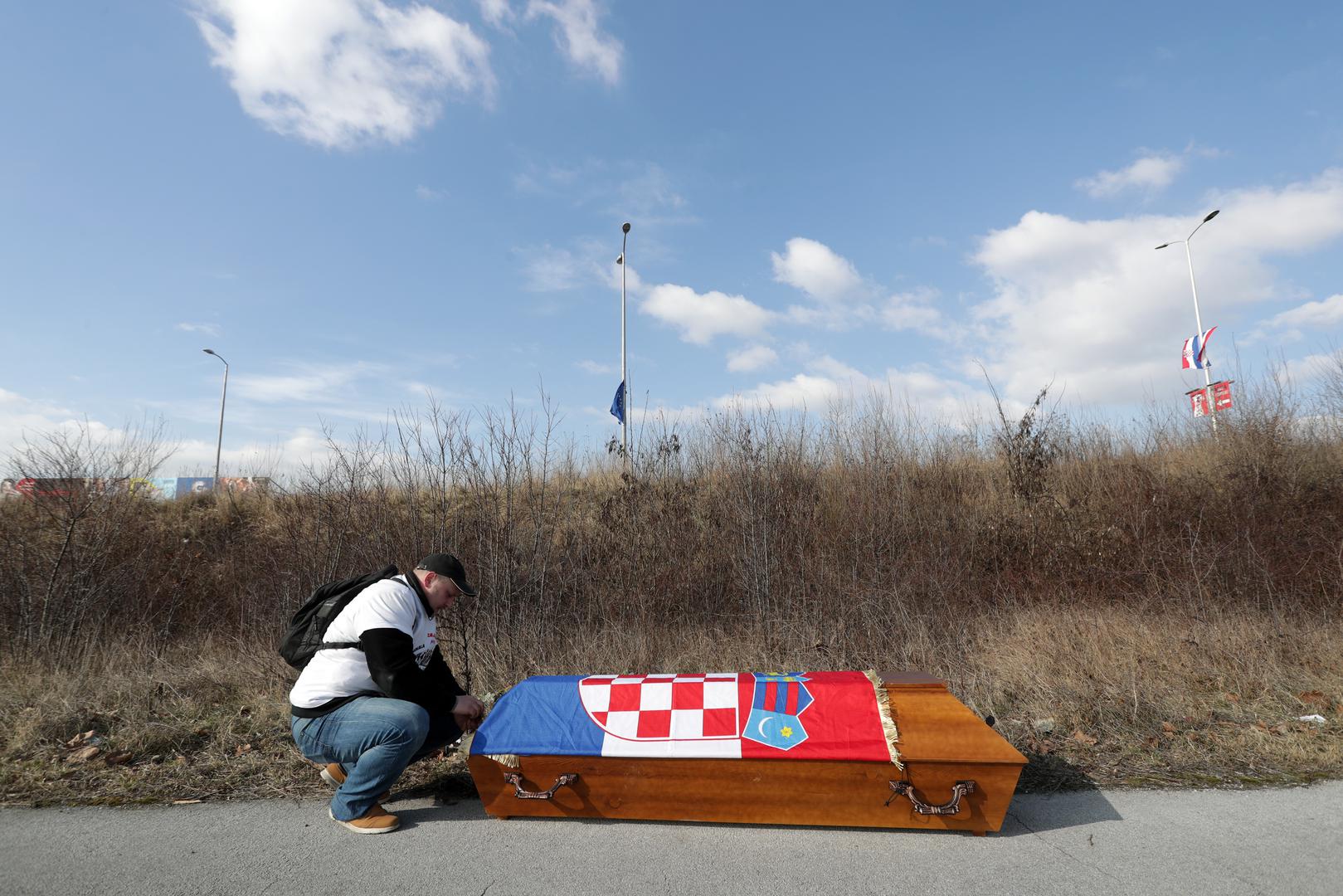 Josip Juretić krenuo je pješice prema Trgu sv. Marka noseći lijes pokriven hrvatskom zastavom. 