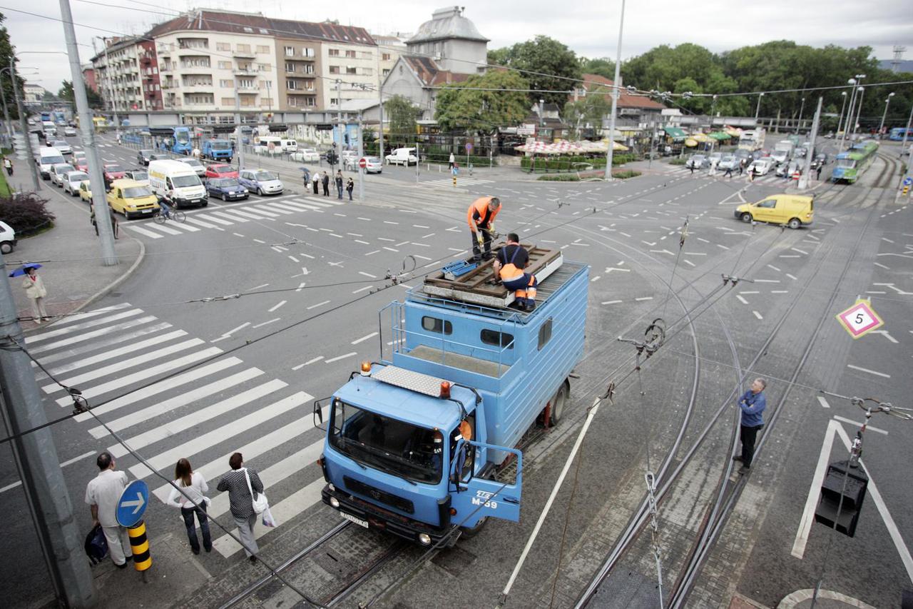 Zagreb: Kamion zapeo za tramvajske žice te prouzro?io zastoj tramvaja