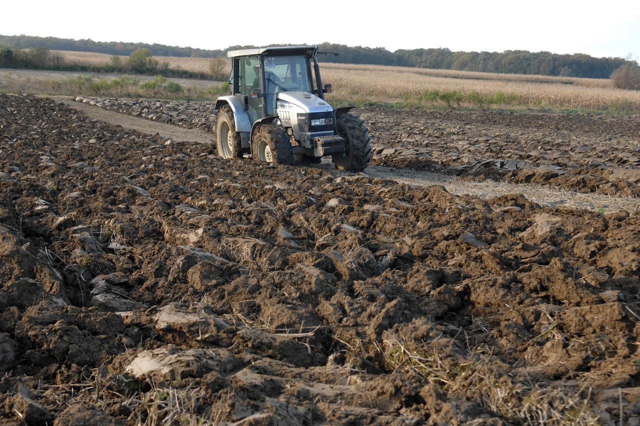 05.11.2014., Bjelovar, Prgomelje - Jesensko vrijeme nakon ubiranja plodova zemlje podrazumijeva i rad na njivama i oranicama. Traktori su u punom pogonu, a zemlja se uoci zime i snijega priprema za kasniju proljetnu sadnju i sjetvu raznih poljoprivrednih 