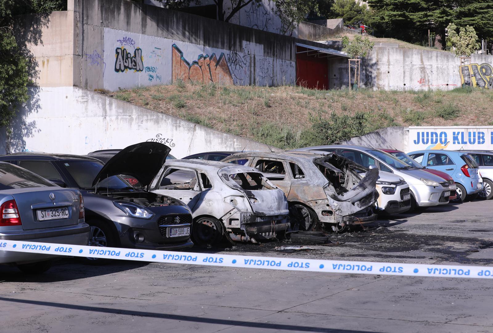 15.07.2924.,Split - Jutros oko 00,30 sati u Tijardovicevoj ulici na parkiralistu došlo je do izbijanja pozara u kojem su izgorjela dva osoba vozila. Prema prvim informacijama osteceno je još sedam vozila. Mjesto dogadaja je osigurano  i obavit ce  se ocevid Photo: Ivo Cagalj/PIXSELL