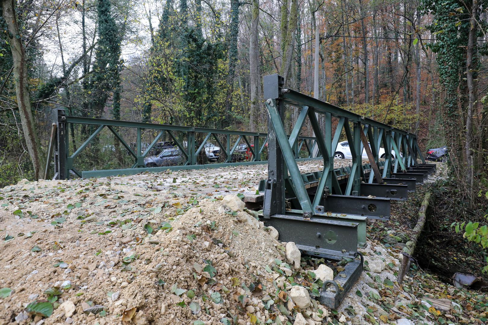 27.11.2023.,Donja Stubica - Potpredsjednik Vlade Branko Bacic i ministar obrane Ivan Anusic u drustvu zupana Krapinsko-zagorske zupanije Zeljka Kolara nazocili su uklanjanju kuce koja je nastradala u potresu na lokaciji Donja Podgora 113. Kuca je tesko pristupna pa je vojska izgradila most kako bi se lakse pristupilo lokaciji. Photo: Jurica Galoic/PIXSELL