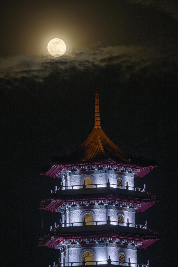 U Singapuru se supermjesec uzdigao iznad pagode oblaka u vrtovima jezera Jurong.