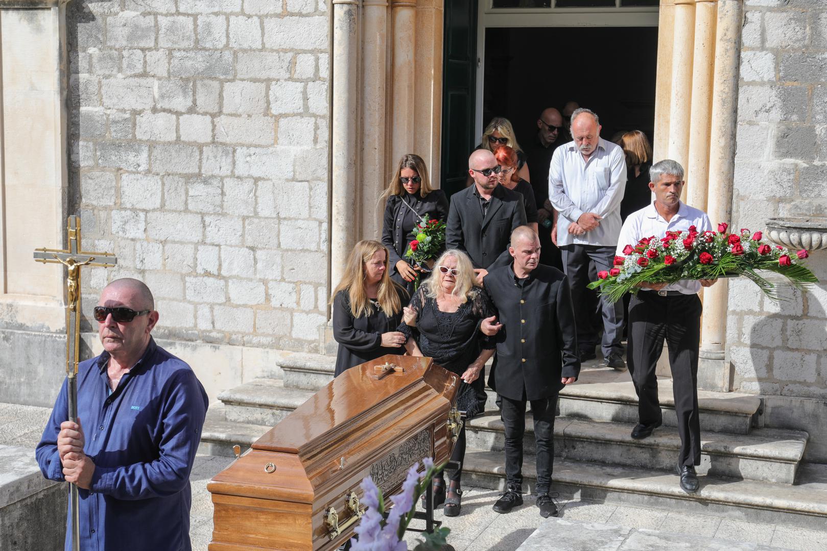 Milo Hrnić rođen je u Dubrovniku 3. 2. 1950. u obitelji koja se bavila glazbom, a pod imenom Božo Hrnić. Nadimkom Milo, koji mu je dala majka, uskoro su ga svi počeli nazivati, pa je kasnije, kad se profesionalno počeo baviti glazbom isti pretvorio i u službeno ime. 
