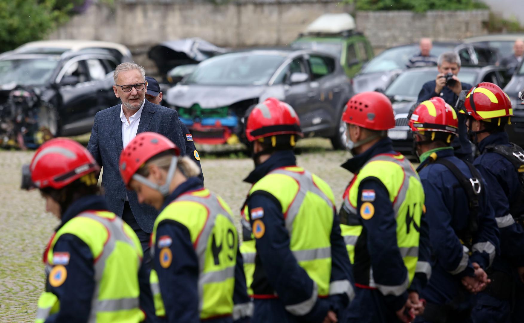 Ministar unutarnjih poslova Davor Božinović na ostrojavanju državne intervencijske postrojbe civilne zaštite na poligonu Vatrogasne škole u Zagrebu