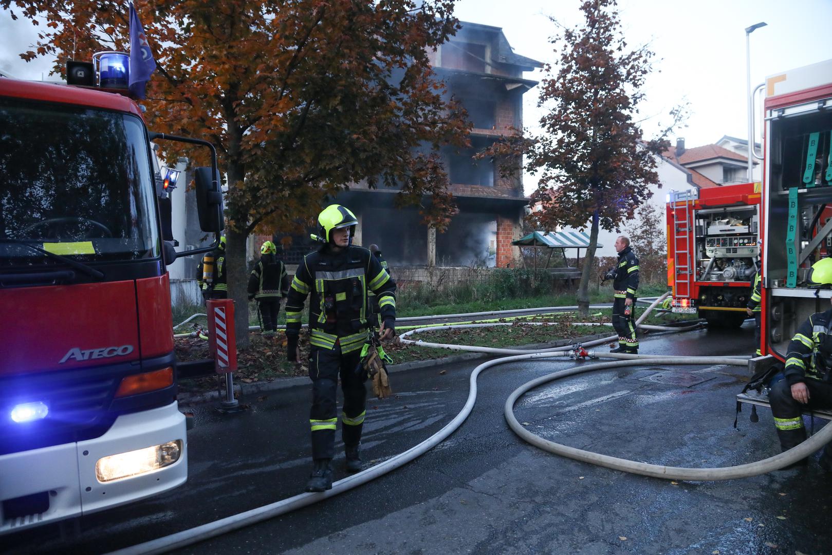 Zagrebački vatrogasci primili su dojavu o buktinji nekoliko minuta prije 17 sati, a odmah su se mobilizirali, s obzirom na to da su se kuće u blizini nalazile u opasnosti od požara.