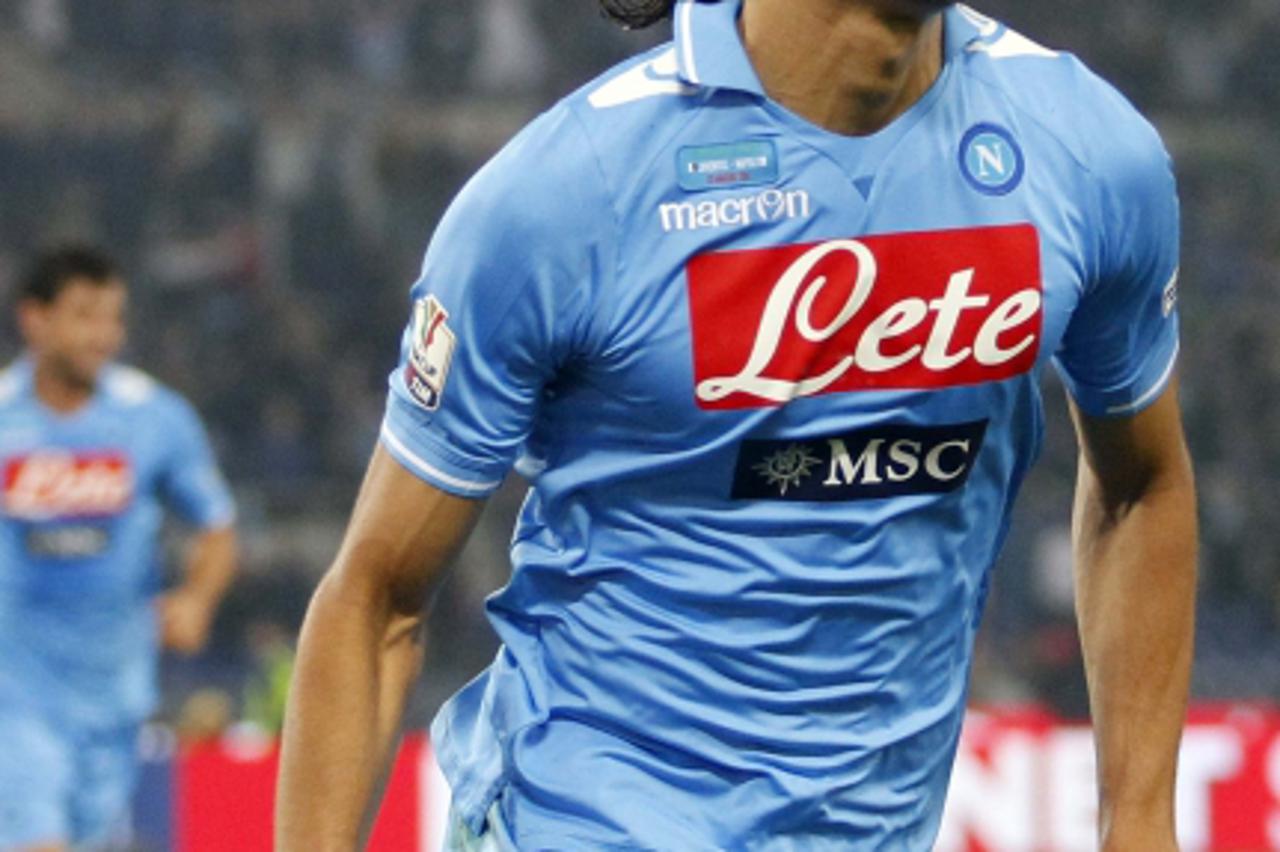 'Napoli\'s Edinson Cavani celebrates after scoring against Juventus during their Italian Cup final at the Olympic stadium in Rome, May 20, 2012.   REUTERS/Giampiero Sposito( ITALY - Tags: SPORT SOCCER