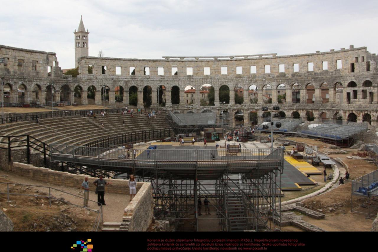 '31.08.2012.,Pula - Radovi na postavljanju montaznih bina i podloge za led u pulskoj Areni .Veliki ledeni spektakl Arena Ice Fever odrzat ce se od 14. do 16. rujna u pulskom amfiteatru  Photo: Dusko M