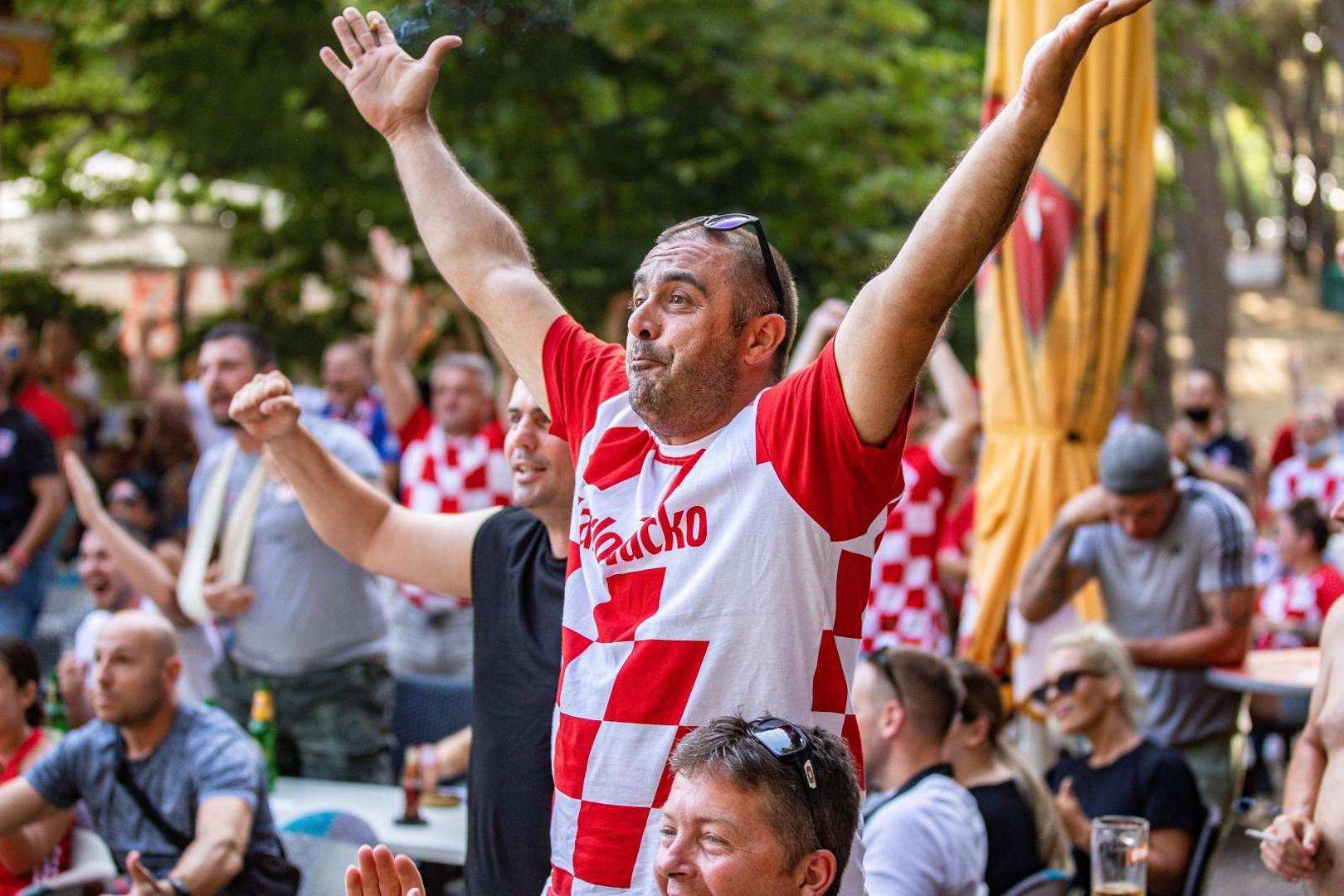 28.06.2021..,Pula - Navijaci na Pulskim Valkanama u kaficu prate utakmicu Hrvatska - Spanjolska.
Photo: Srecko Niketic/PIXSEL