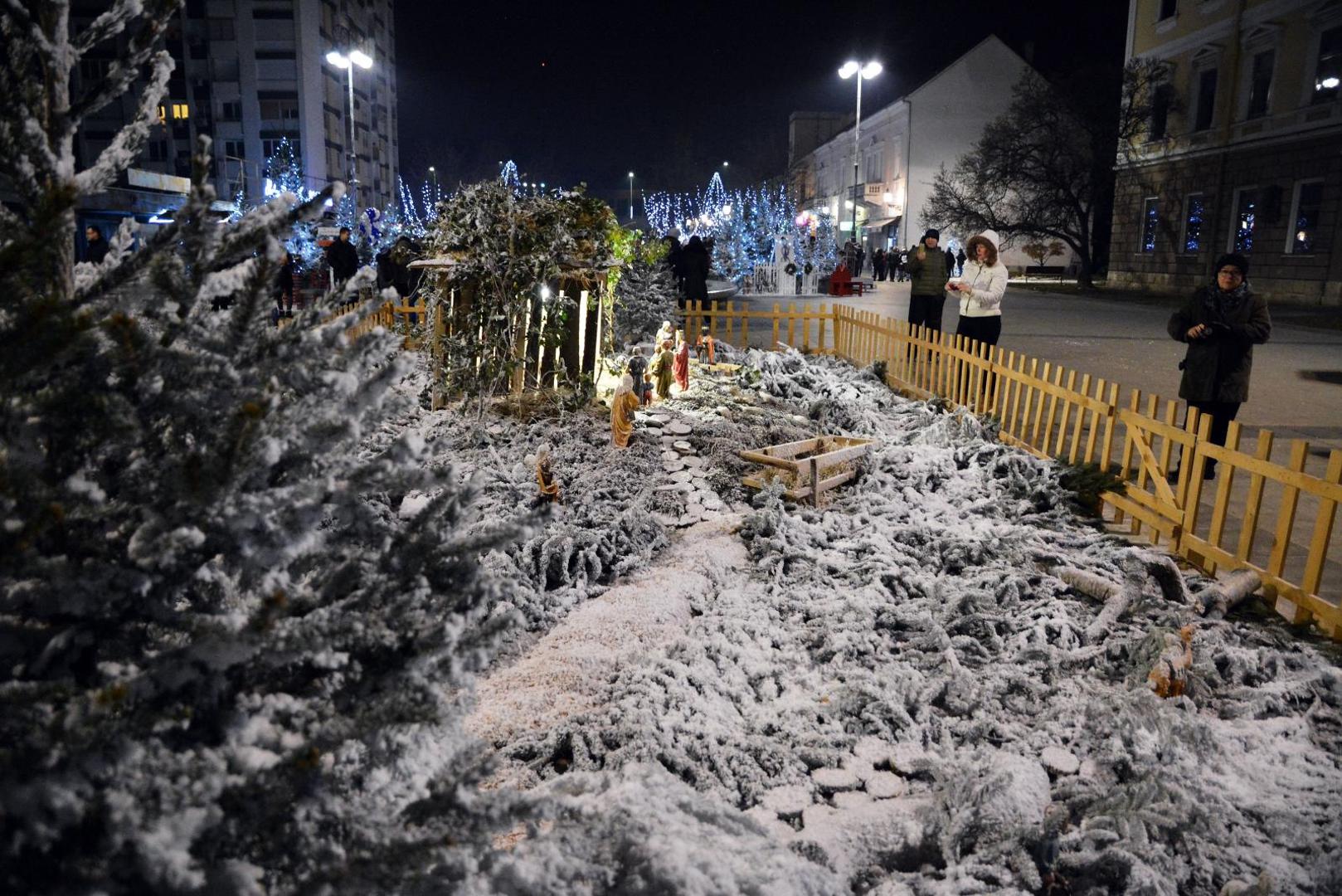 Paljenjem prve velike adventske svijeće na Korzu počeo Advent u Slavonskom Brodu