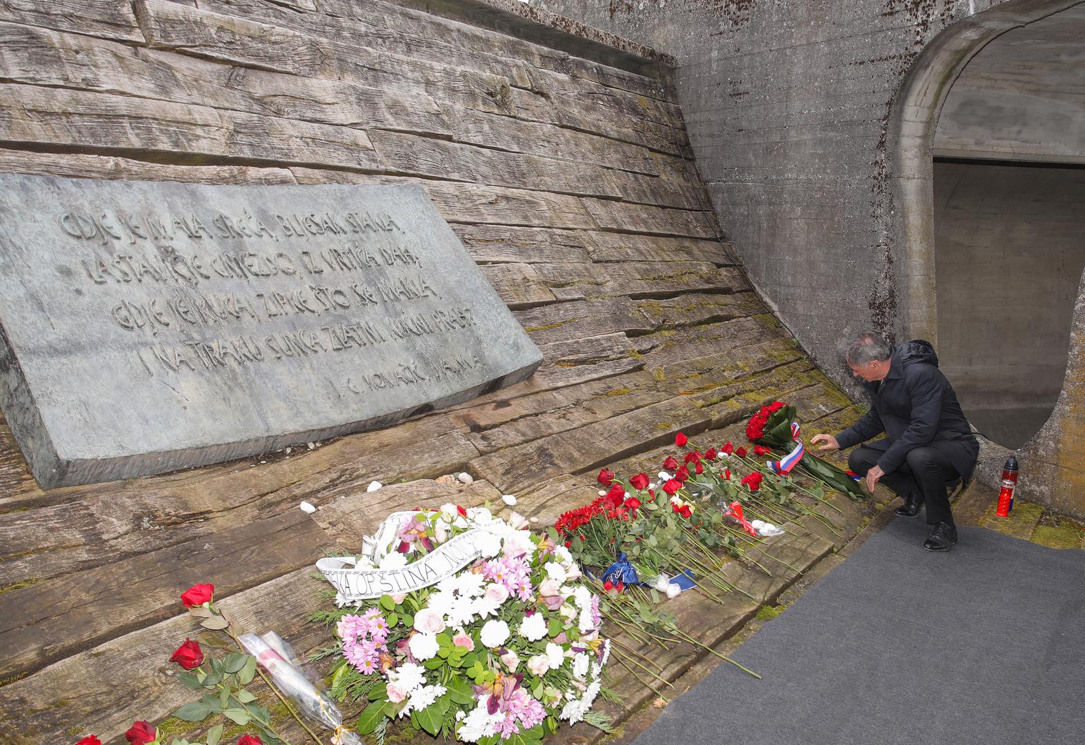 21.04.2024., Jasenovac - komemoracija u znak sjecanja na 79. godisnjicu proboja posljednjih zatocenika iz koncentracijskog logora Jasenovac. Okupljanje je bilo ispred Memorijalnog muzeja otkuda je krenula kolona sjecanja prema spomeniku Cvijet. Tamo su izaslanici umjesto vijenaca polozili po jedan cvijet. Photo: Tomislav Miletic/PIXSELL