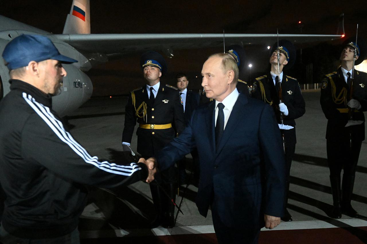 President Putin greets Russians returning to Moscow after prisoner swap