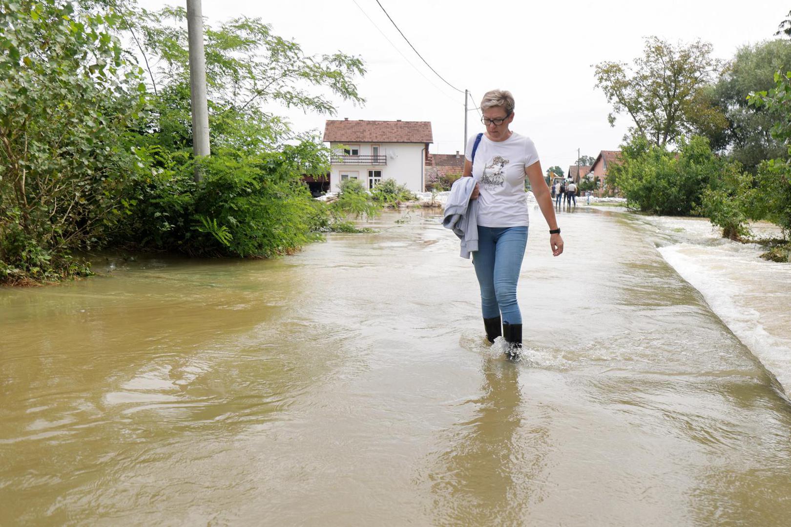 09.08.2023., Drnje - U naselju Drnje voda se povlaci iz kuca i dvorista. Photo: Luka Stanzl/PIXSELL