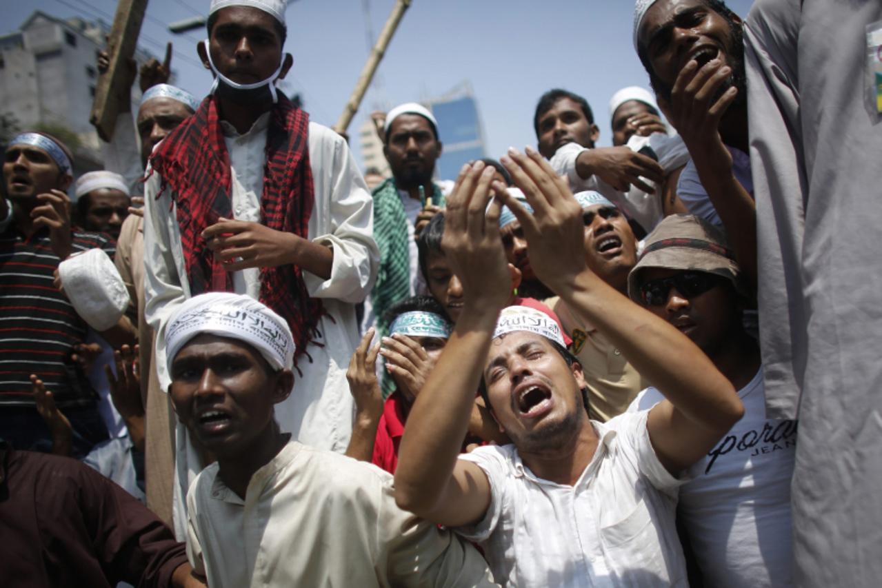 'Activists of Hefajat-e Islam pray during a protest in front of the national mosque in Dhaka May 5, 2013. At least one person was killed, more than one hundred injured, including journalists, and thir