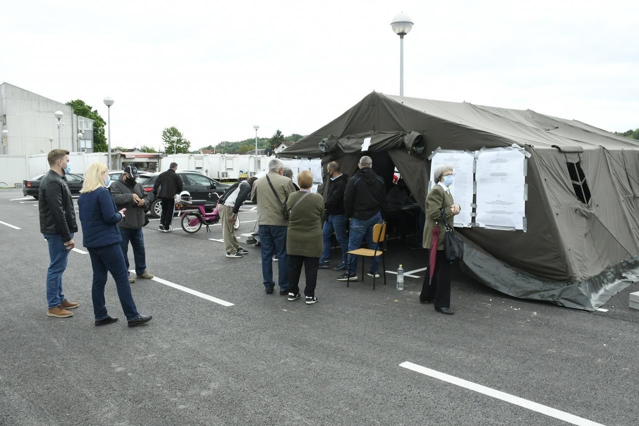 Glasovanje na lokalnim izborima u Petrinji organizirano u šatorima