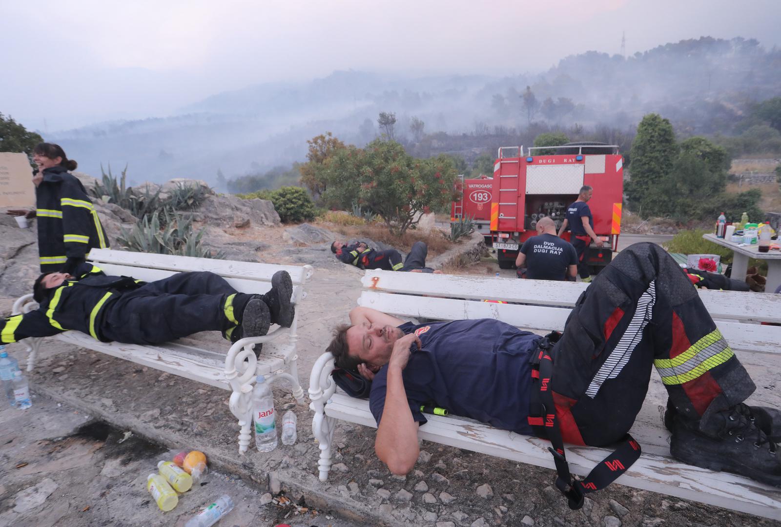 Umorni i iscrpljeni vatrogasci spas vide u kanaderima koji će im sa dolaskom dana pružiti potporu iz zraka. 