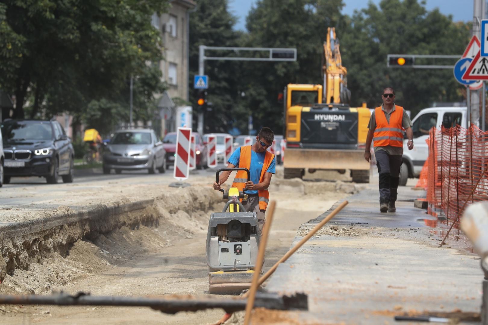 24.07.2020., Zagreb - Radovi na snaciji vodovodne mreze na Selskoj cesti. Zbog radova zatvoren je promet na djelu Selske ceste prema sjeveru, dok se prema jugu vozi samo jednom trakom pa nastaju  velike guzve u prometu. Photo: Zeljko Lukunic/PIXSELL