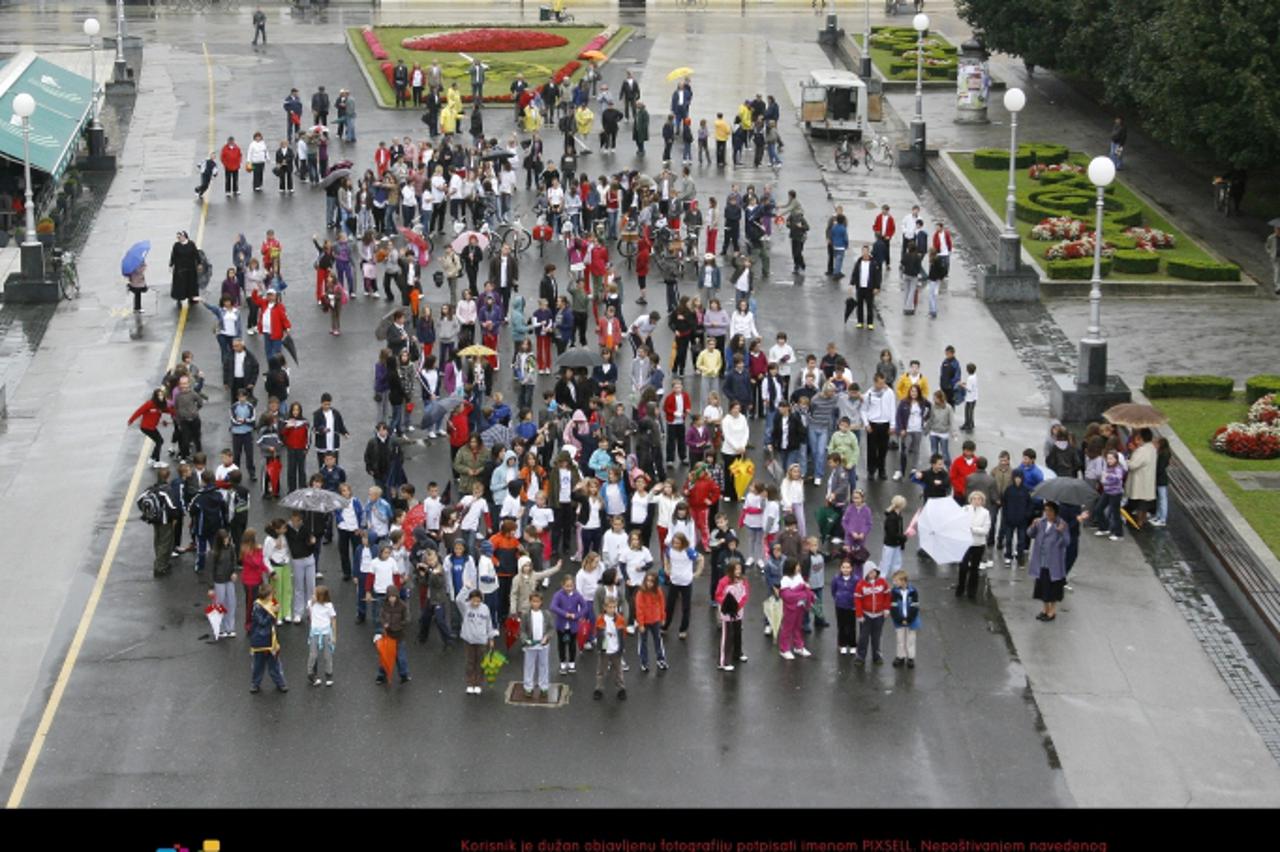 \'10.09.2010 .,Koprivnica - Milenijska fotografija na sredisnjem gradskom trgu.  Photo: Marijan Susenj/PIXSELL\'