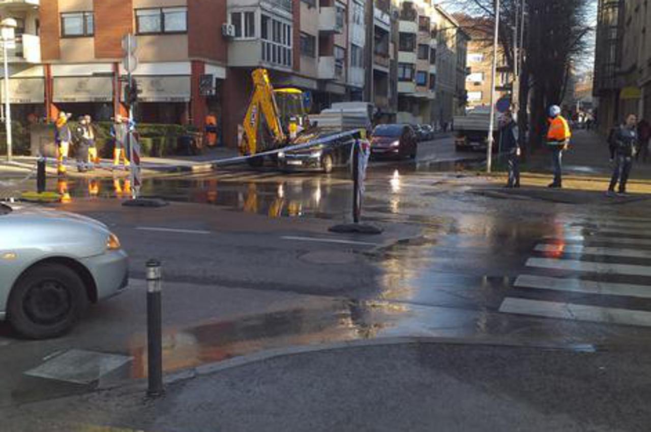 Voda u Vodovodnoj ulici u Zagrebu, poplavljena cesta