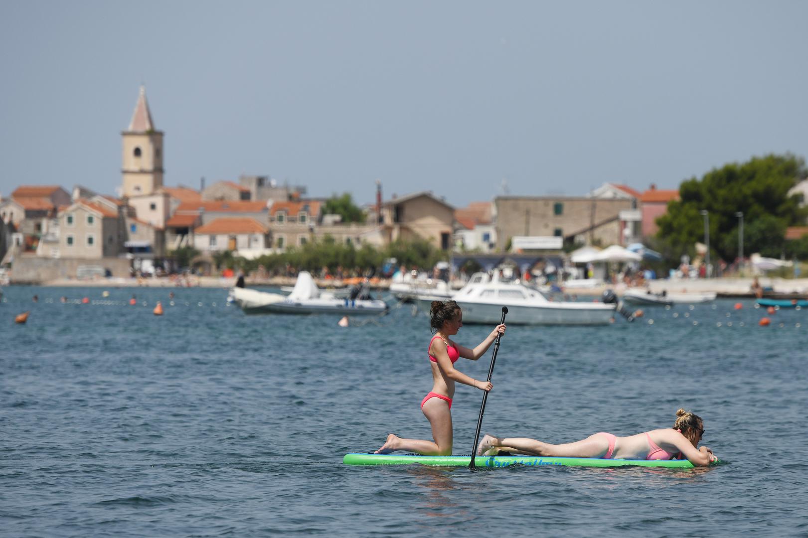 SVE SU PLAŽE UREĐENE i opremljene tuševima, suncobrane je postavila općina i besplatni su,
ležaljke se iznajmljuju, imaju ulaze za invalide i spasilačku službu