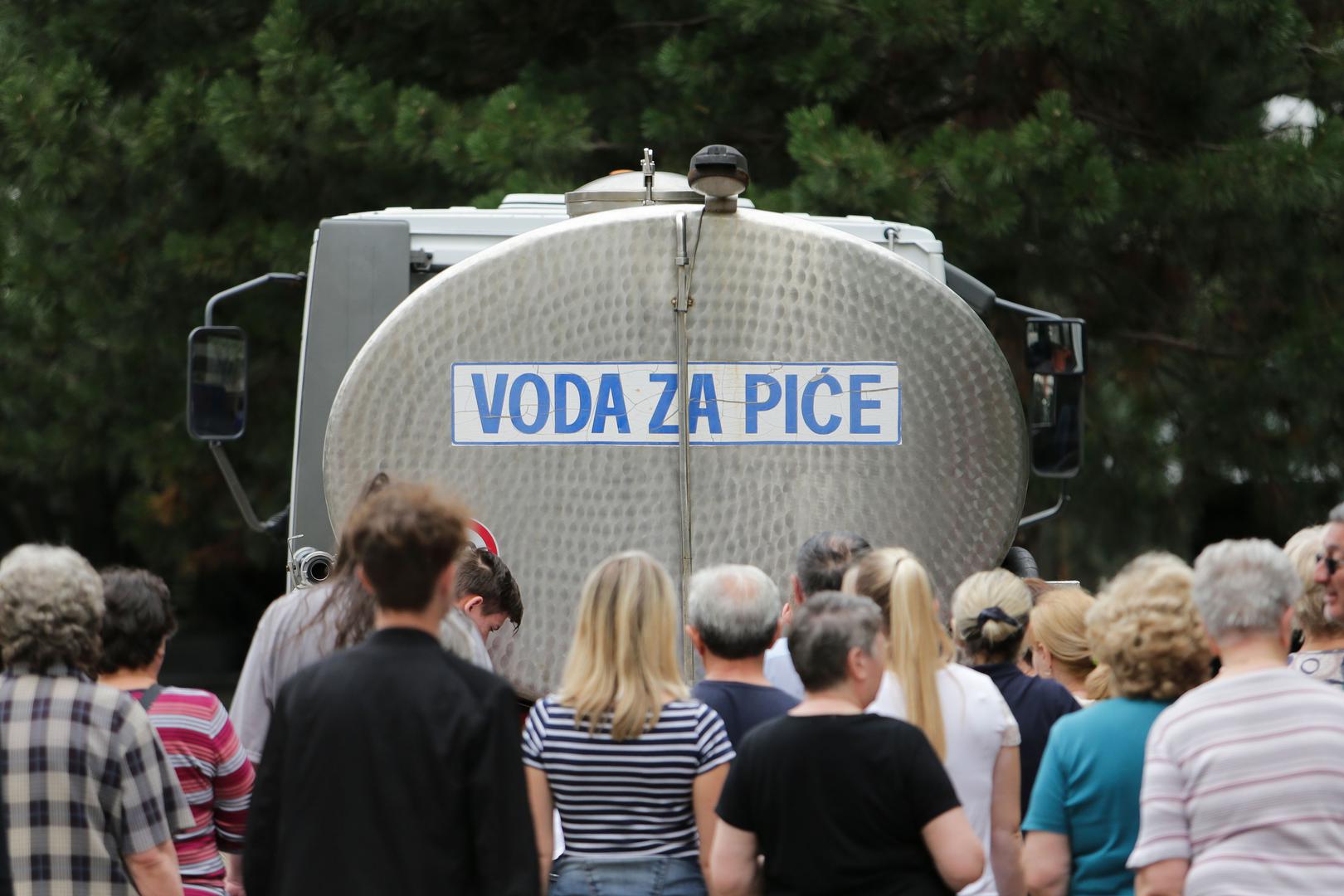 Samim time, vjeruje se kako će Hrvatskoj doći i još jedan problem kojeg danas ona nema, ali ga vidimo u drugim državama - nedostatak pitke vode. Danas Hrvatska ima relativno obilne zalihe pitke vode, no klimatske promjene i neodrživo gospodarenje resursima svakako bi mogli pogoršati taj trend. 
