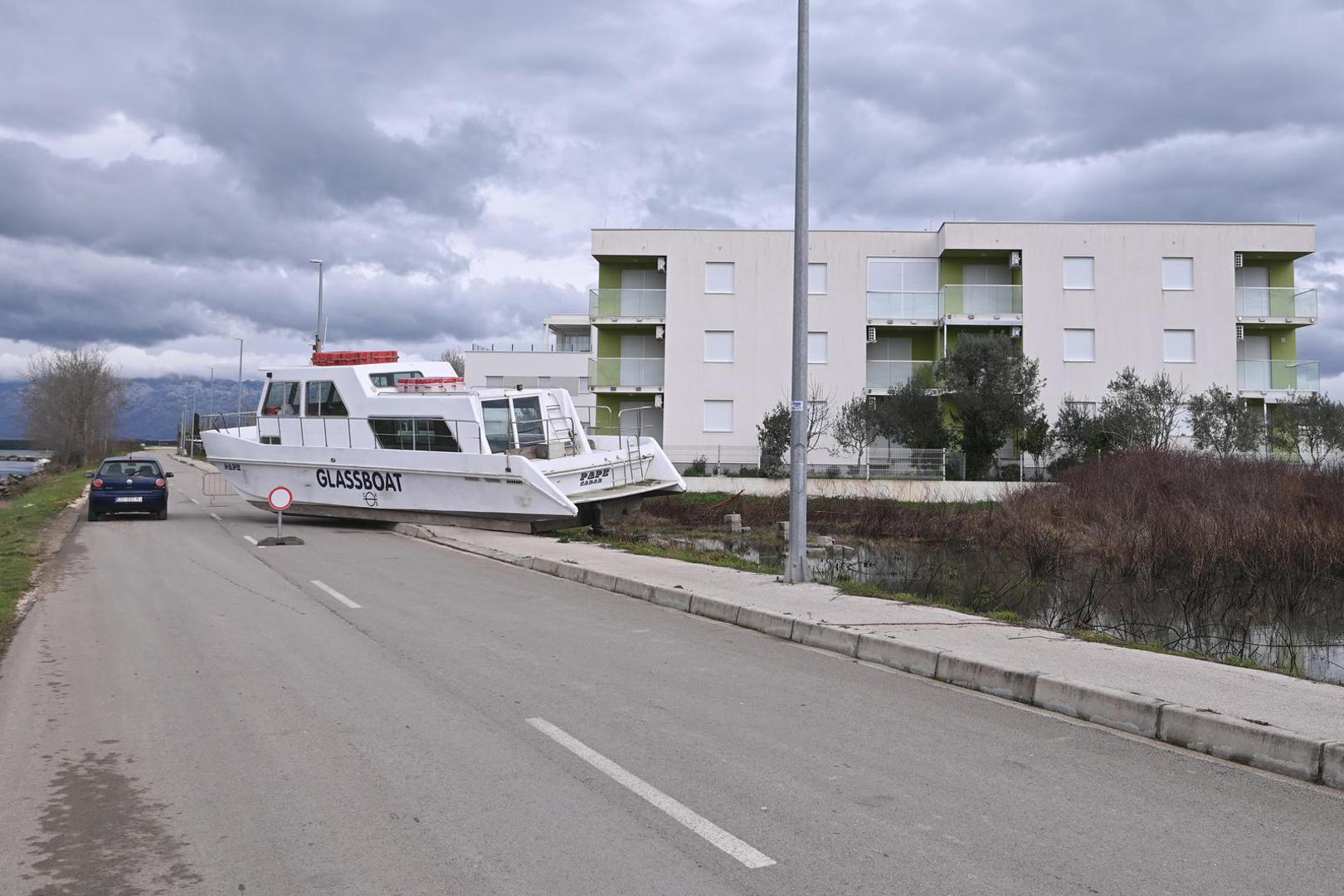 U toku dana očekujemo njegovo pomicanje. Nije da se ne može pomaknuti već sad, no sva okolna mjesta na koji se može brod prenijeti su natopljena vodom, i to nam stvara problem, kud s brodom. No, kako bilo, do kraja dana  očekujemo da će cesta uskoro biti prohodna", rekao je za 24sata Jozo Mustać, prvi čovjek Civilne zaštite Nina.